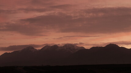 montaña con crepúsculo