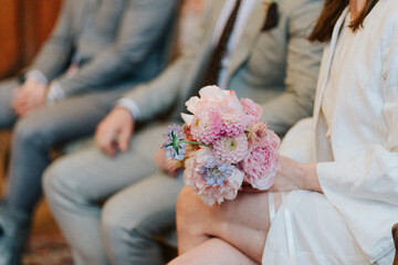 Obraz na płótnie Canvas Couple at wedding with bouquet of flowers