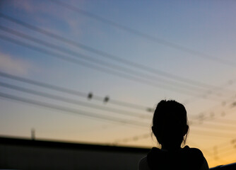 夕焼けを眺めている子供のシルエット