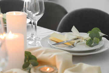 Obraz na płótnie Canvas Festive table setting with beautiful floral decor in restaurant