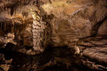 Fototapeta na wymiar Small Pool Of Water Below Stalagtites And Stalagmites In Carlsbad Caverns
