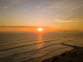 vista aérea de la puesta de sol desde las playas de Miraflores