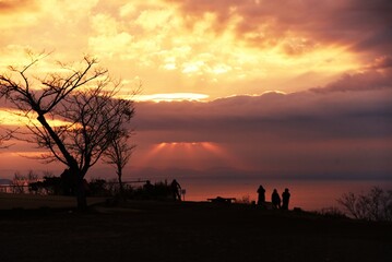 Angel ’s ladder or Jacob's ladder. A natural phenomenon in which the sun shines through the clouds. 