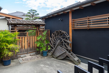 日本農家の家前に置かれた灌漑用水車