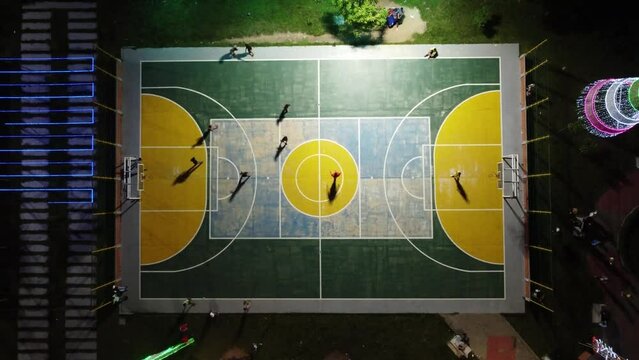 Jugando y que gane el mejor equipo de futbol, cancha de concreto. Equipo ganador