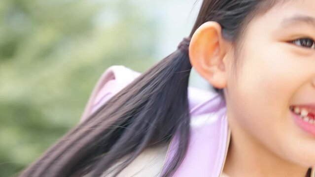 ランドセルを背負う女の子　小学生