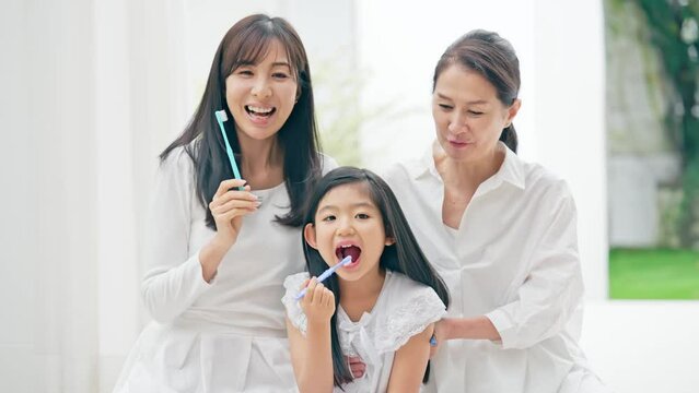 歯を磨く三世代の女性　デンタルケア