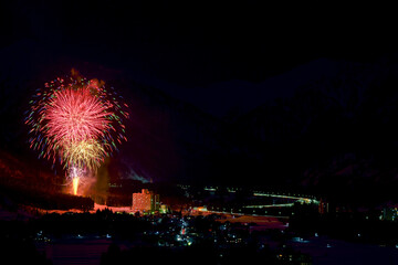 夜空に映える金色の花火と高速道路のS字カーブ
