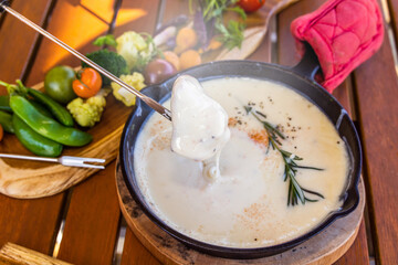 チーズフォンデュ　Authentic cheese fondue swiss cuisine