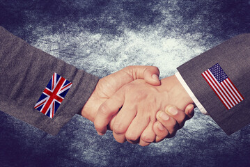Ein Händedruck zwischen USA und Großbritannien als Symbol für die Zusammenarbeit