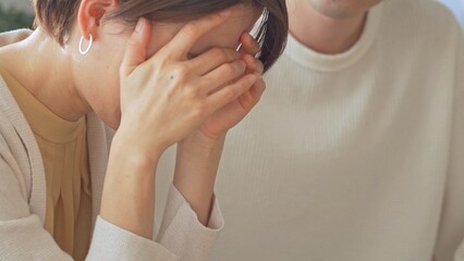 落ち込む女性と支える男性