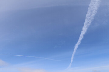 Fototapeta na wymiar 青空に描かれた飛行機雲