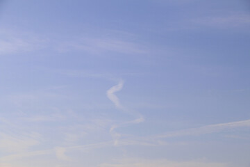 青空に描かれた飛行機雲