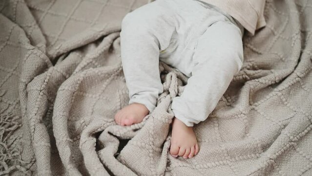 寝転ぶ赤ちゃんの足アップ