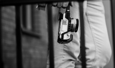 traveler hold mirrorless camera