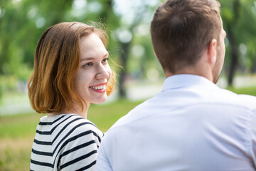 Obraz premium Young couple on a date in the park