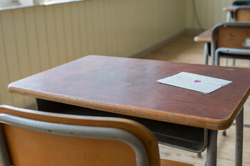 教室の机に置かれたラブレター