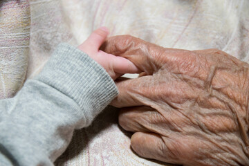 赤ちゃんとおばあちゃんの握手
