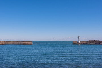 千葉県勝浦市の漁港の灯台