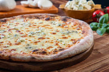 pizza quattro formaggi e gorgonzola - 487044483