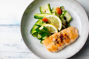 Lachsfilet mit Zucchini