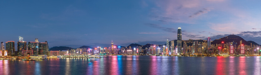 Fototapeta premium Scenery of panorama of Victoria harbor of Hong Kong city at dusk