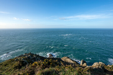Fototapeta na wymiar Paysage marin de la côte du Cotentin au Cap de la Hague en France avec horizon et panorama