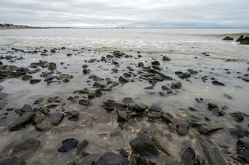 Paysage marin de la côte normande en france avec des rochers et un ciel menaçant