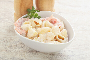 Pasta with salmon and cream cheese