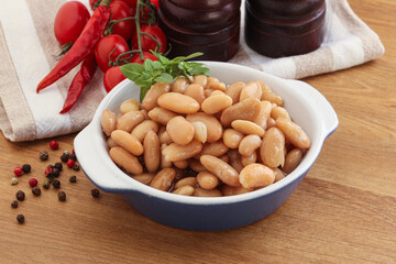 Whinte canned kidney beans in the bowl