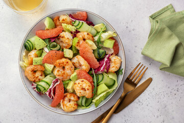 Delicious fresh salad with shrimp prawns, grapefruit, avocado, cucumber and green salad. Healthy food. - obrazy, fototapety, plakaty