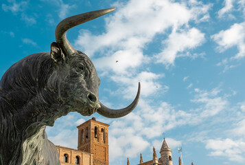 Escultura homenaje al toro bravo o de lidia en la villa de Tordesillas, España - obrazy, fototapety, plakaty
