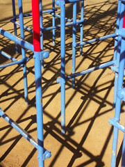 Fototapeta premium 冬の朝の公園のジャングルジムと影