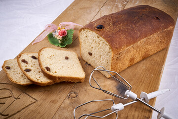 Rosinenstuten geschnitten auf Holzbrett mit Deko