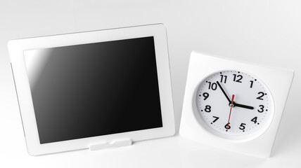 タブレット端末と時計。使用時間のイメージ