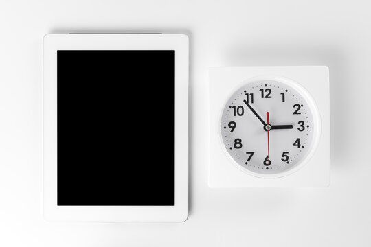 タブレット端末と時計。使用時間のイメージ