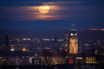 Fototapeta na wymiar Untergehende Mond über Dresden 