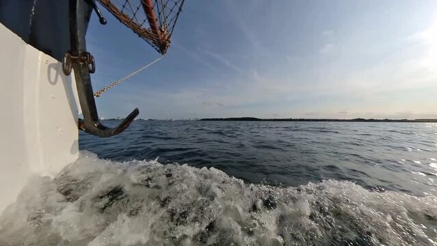 Altes Segelschiff mit Bugwelle und Anker im Sommer - Vorderansicht