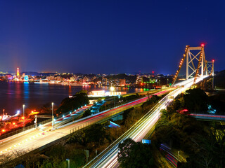 Fototapeta na wymiar 門司港の夜景と車のライトの軌跡