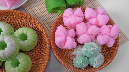 indoensian cup cake and klepon in a rattan plate