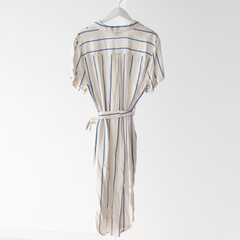 Vestido de rayas colgado en la percha