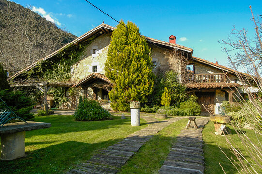 Restaurante Baserri Maitea, precioso caser&iacute;o del s. XVII en plena reserva de Urdaibai, Forua, Vizcaya, Pa&iacute;s Vasco.