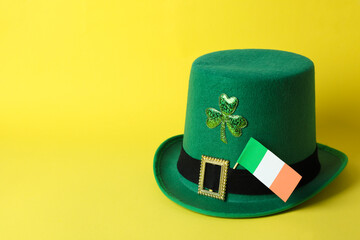 Top hat with the flag of Ireland on a yellow background