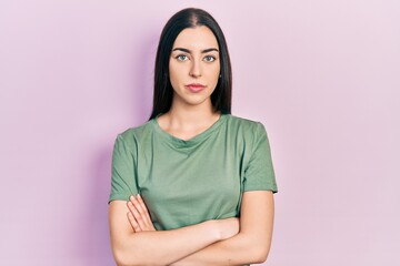 Obraz premium Beautiful woman with blue eyes wearing casual t shirt relaxed with serious expression on face. simple and natural looking at the camera.