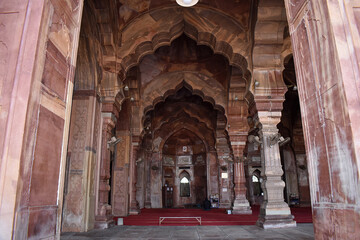 Obraz premium Beautiful Interior of Taj-ul-Masjid, Horizontal view, an Islamic architecture, mosque situated in Bhopal, India. It is the largest mosque in India and one of the largest mosques in Asia.