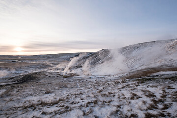 Heiße Quellen und ein heißer Bach des Hochtemperaturgebietes des Zentralvulkans Grensdalur im Tal Reykjadalur nahe Hveragerði