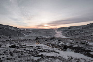 Heiße Quellen und ein heißer Bach des Hochtemperaturgebietes des Zentralvulkans Grensdalur im Tal Reykjadalur nahe Hveragerði