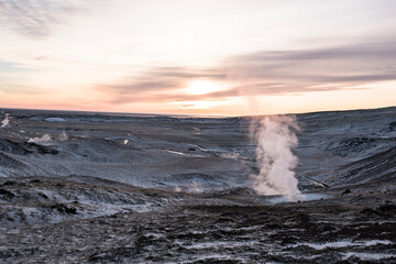 Heiße Quellen und ein heißer Bach des Hochtemperaturgebietes des Zentralvulkans Grensdalur im Tal Reykjadalur nahe Hveragerði