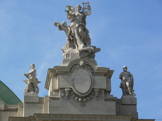 Fototapeta na wymiar statue in Paris, sightseeing, blue sky