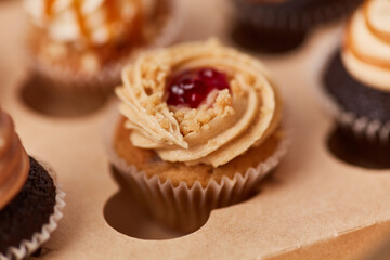 Kleiner Cupcake mit Erdnusscreme in Konditorei